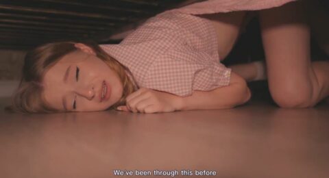 giai-cuu-co-chi-gai-khac-cha-mac-ket-duoi-giuong